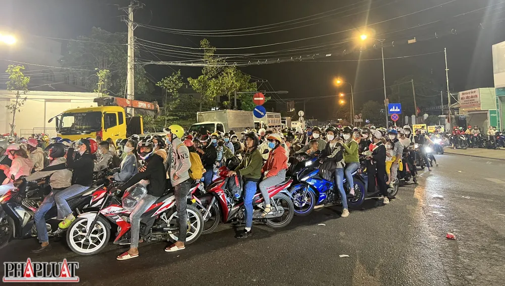 Năm nay, dịp nghỉ lễ 30-4 và 1-5 năm nay trùng với ngày lễ Giỗ Tổ Hùng Vương 10-3 Âm lịch, nên người lao động đã tranh thủ về quê.