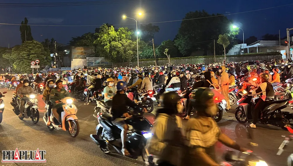 Một cán bộ Cảnh sát giao thông điều tiết giao thông trong biển người.