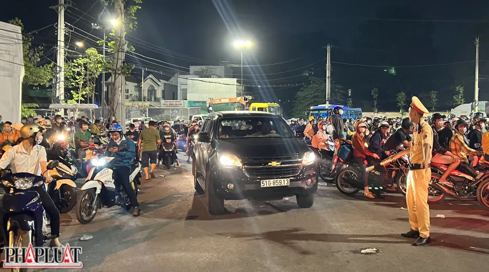 Lực lượng Công an TP Thủ Dầu Một đang nỗ lực điều tiết giao thông.