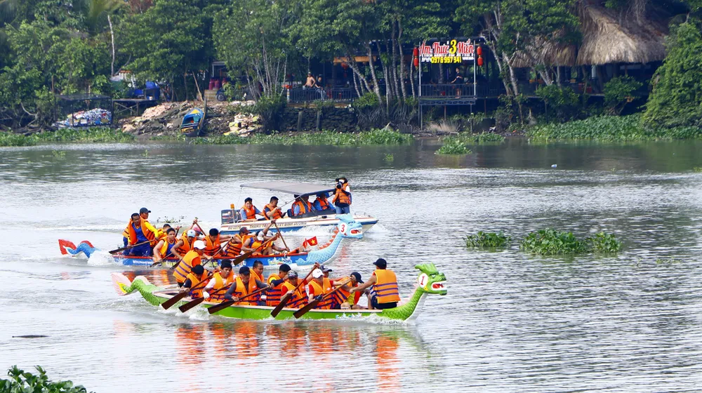 10 đội đua tham gia tranh tài ở cự ly 500 mét và 3000 mét. Ảnh: LÊ ÁNH