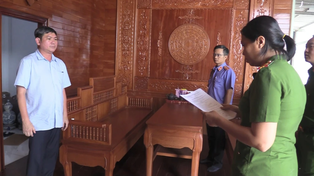 Đông đã chỉ đạo cấp dưới chôn lấp 25.000 tấn chất thải nguy hại. Ảnh: LA