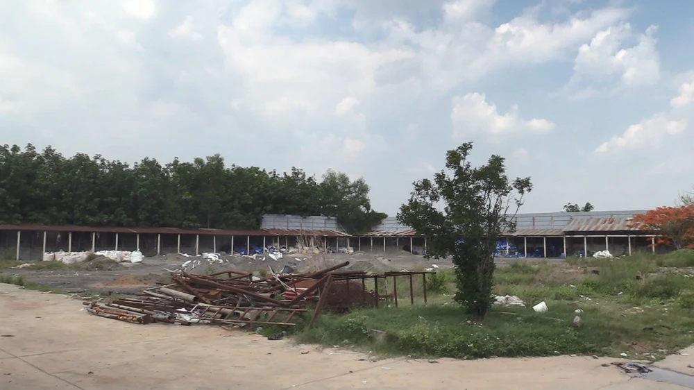 Khu đất chôn lấp số lượng lớn chất thải nguy hại. Ảnh: LA