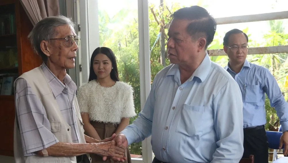 Ông Nguyễn Trọng Nghĩa thăm gia đình nhạc sĩ Lư Nhất Vũ. Ảnh: LA