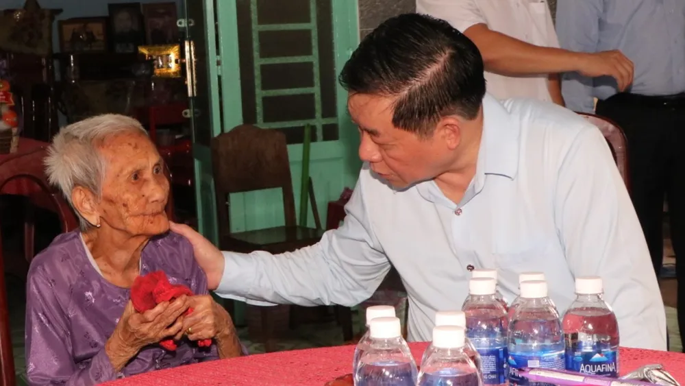 Ông Nguyễn Trọng Nghĩa thăm hỏi Mẹ Việt Nam Anh hùng Nguyễn Thị Rực. Ảnh: LA