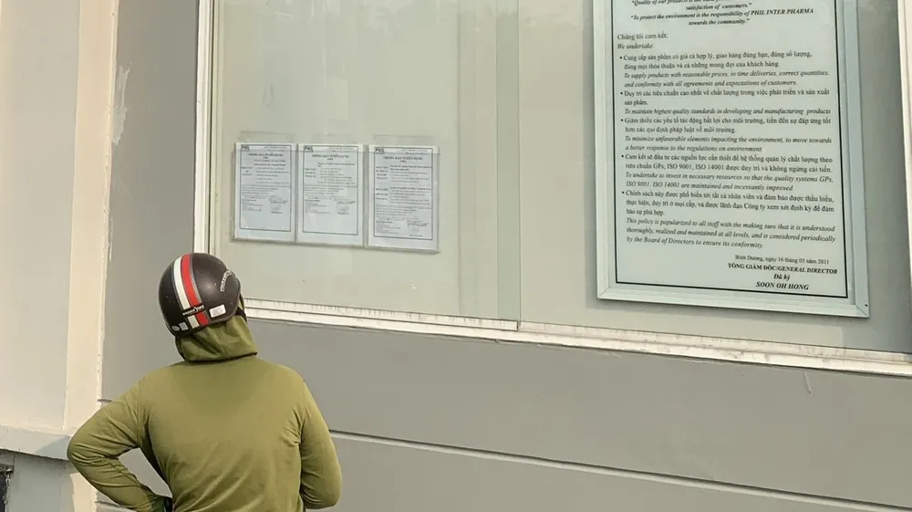 Rất nhiều người lao động đang tìm kiếm việc làm mới sau khi bị mất việc. Ảnh: LA Rất nhiều người lao động đang tìm kiếm việc làm mới sau khi bị mất việc. Ảnh: LA