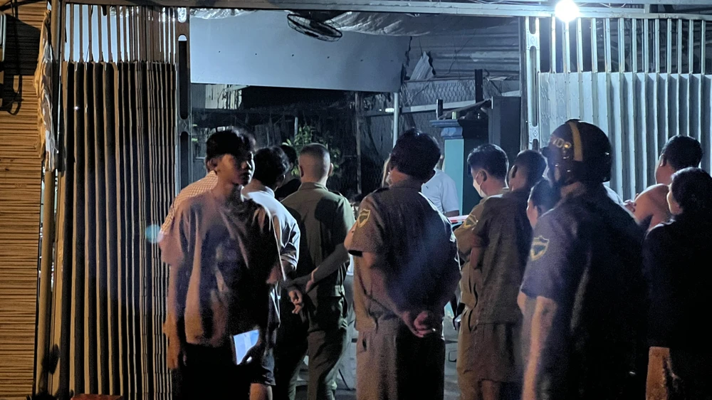 Lực lượng công an có mặt tại hiện trường khám nghiệm. Ảnh: LA Lực lượng công an có mặt tại hiện trường khám nghiệm. Ảnh: LA