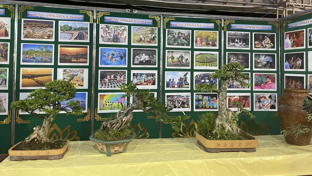 Bên cạnh chương trình chính còn nhiều chương trình khác phục vụ du khách trong suốt thời gian diễn ra lễ hội. Ảnh: UYỂN NHI Bên cạnh chương trình chính còn nhiều chương trình khác phục vụ du khách trong suốt thời gian diễn ra lễ hội. Ảnh: UYỂN NHI