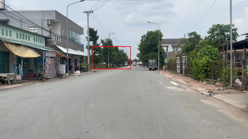 Con đường dẫn vào khu đất trống thuộc khu tái định cư, nơi phát hiện một phần thi thể. Ảnh: LÊ ÁNH