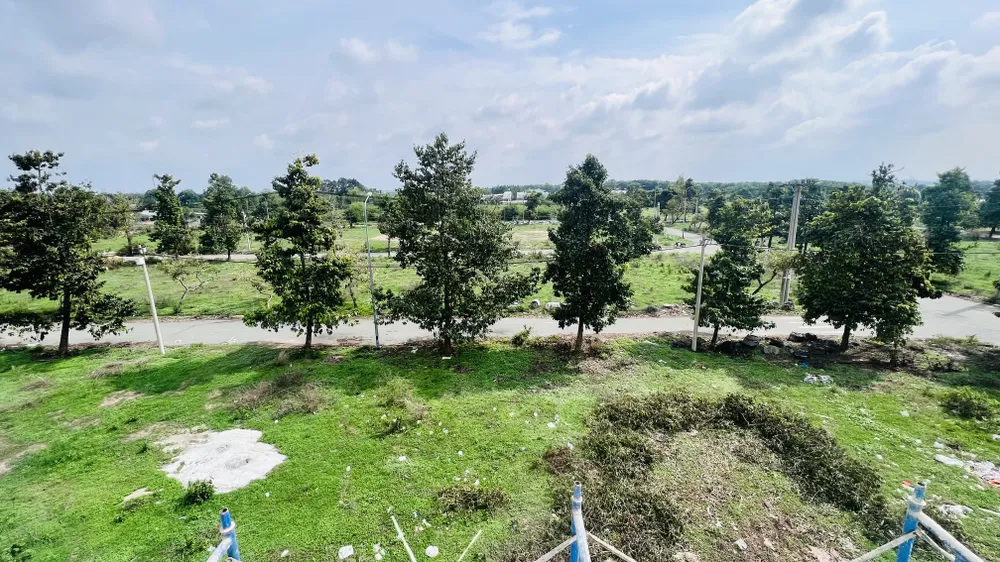 Khu vực phát hiện một phần thi thể bị đốt cháy là một khu tái định cư vắng người. Ảnh: LÊ ÁNH