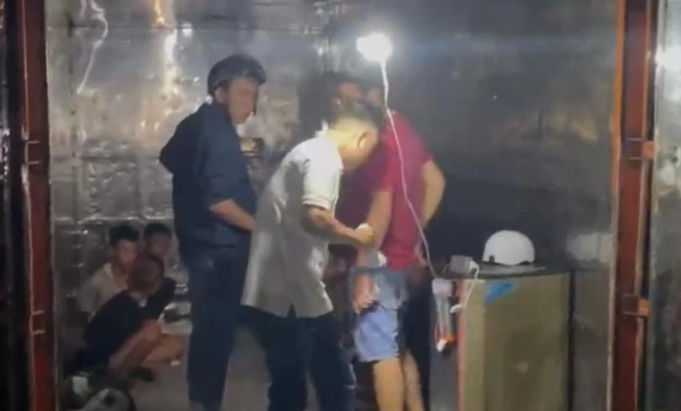 Cả nhóm bị bắt khi đang ăn mừng trong thùng container. Ảnh: CACC