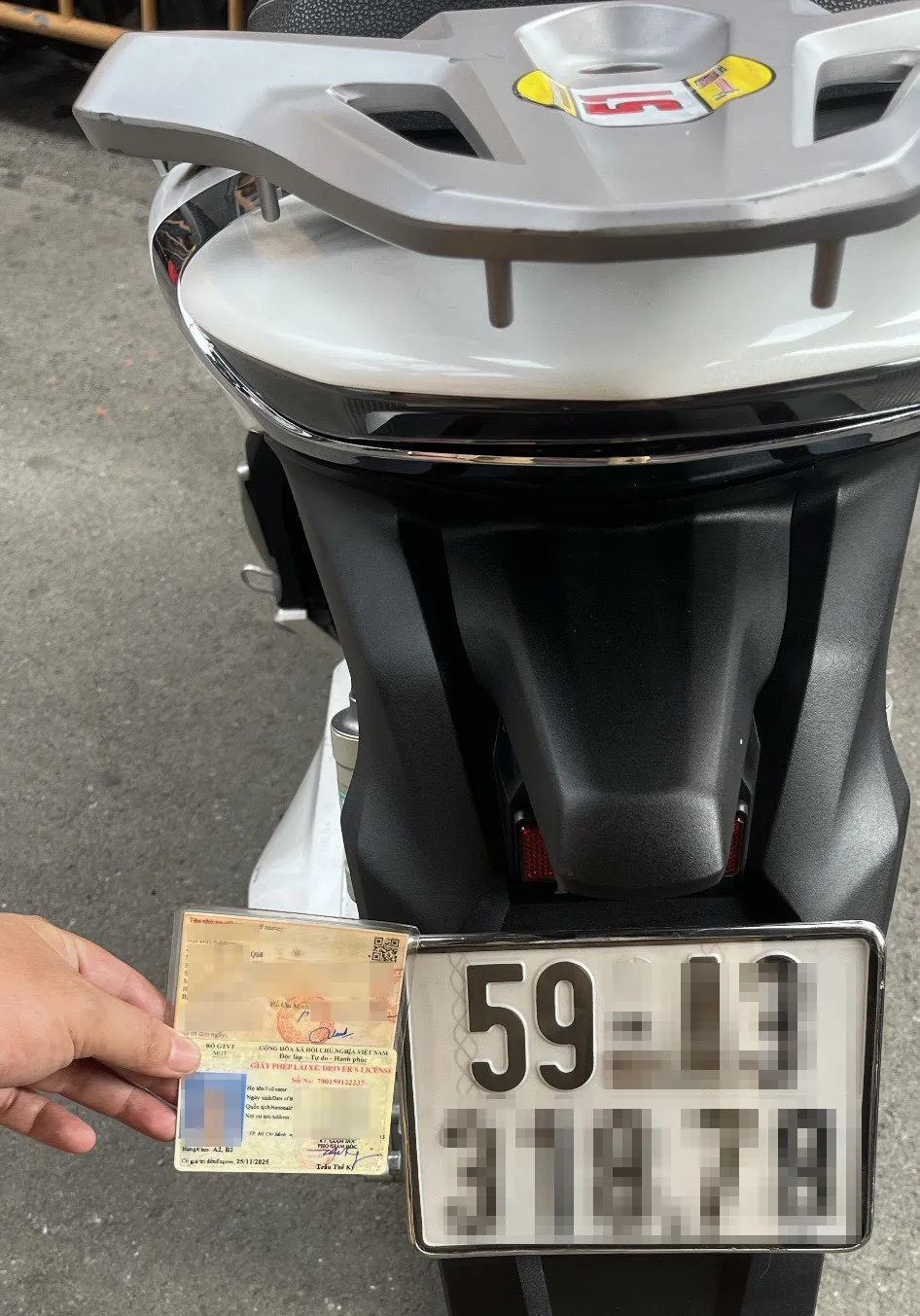 Lực lượng công an kiểm tra, đối chiếu giấy tờ các xe máy. Ảnh: LA