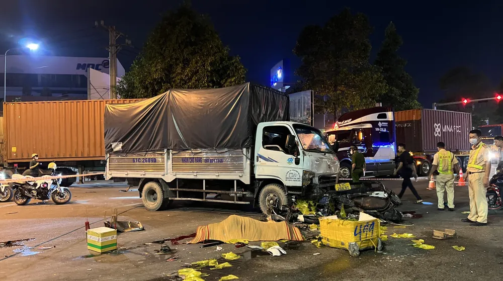 Lực lượng công an khám nghiệm hiện trường, điều tra nguyên nhân vụ việc. Ảnh: LA Lực lượng công an khám nghiệm hiện trường, điều tra nguyên nhân vụ việc. Ảnh: LA