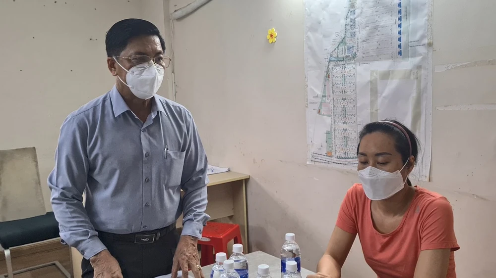 Ông Võ Thanh Quan (trái) xin lỗi bà NTPL. Ảnh: LÊ ÁNH