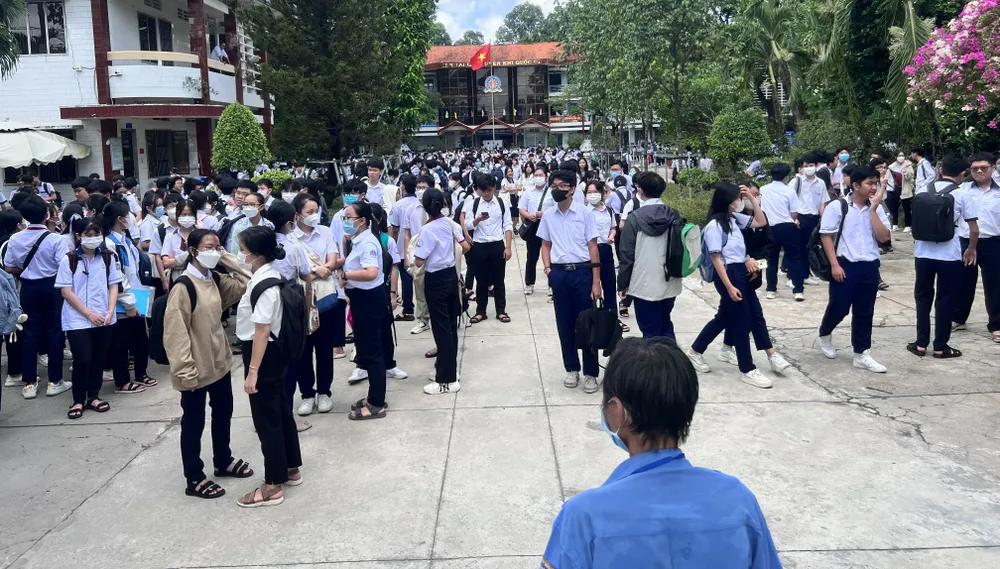 Sau 45 phút kết thúc môn thi, các em học sinh mới được mở cổng cho về. Ảnh: LÊ ÁNH Sau 45 phút kết thúc môn thi, các em học sinh mới được mở cổng cho về. Ảnh: LÊ ÁNH