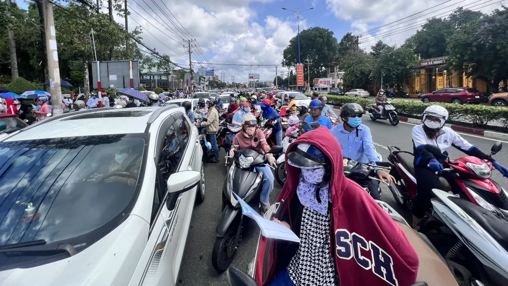 Giao thông hỗn loạn, ùn ứ phía trước điểm thi trường THPT chuyên Hùng Vương. Ảnh: LÊ ÁNH Giao thông hỗn loạn, ùn ứ phía trước điểm thi trường THPT chuyên Hùng Vương. Ảnh: LÊ ÁNH