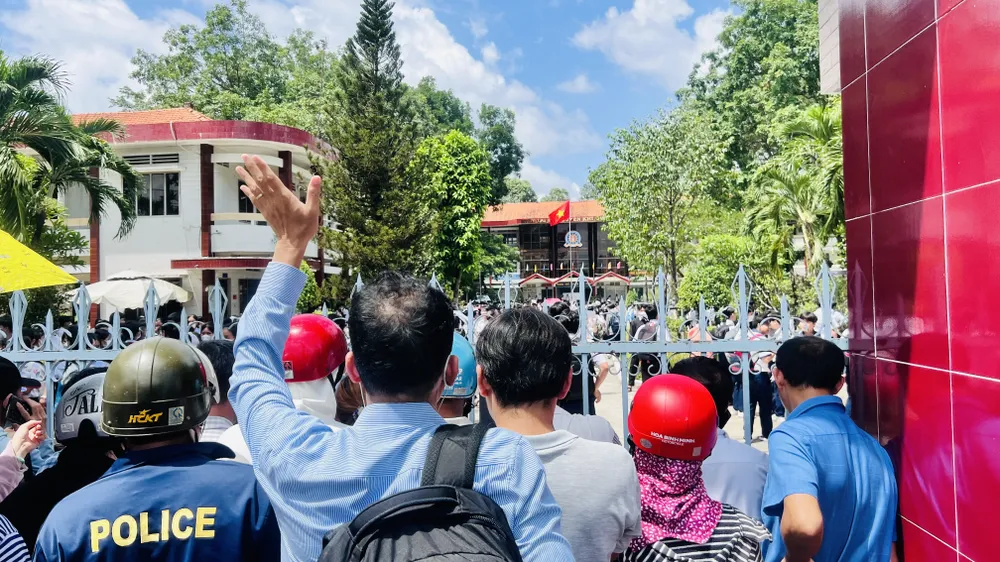 Các phụ huynh chờ con mình ngoài cổng trường khi kết thúc môn thi đầu tiên. Ảnh: LÊ ÁNH Các phụ huynh chờ con mình ngoài cổng trường khi kết thúc môn thi đầu tiên. Ảnh: LÊ ÁNH