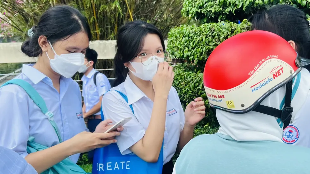 Em Trần Đỗ Bảo Trâm (giữa) hơi bất ngờ về đề thi này. Ảnh: LÊ ÁNH Em Trần Đỗ Bảo Trâm (giữa) hơi bất ngờ về đề thi này. Ảnh: LÊ ÁNH