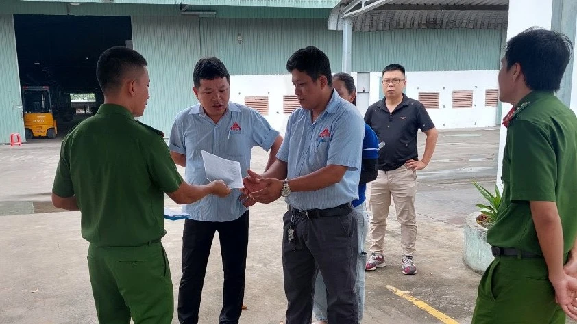 Công an các địa phương đến tận từng công ty, các quán ăn, quán cà phê...để phát thông báo nhờ người dân hỗ trợ. Ảnh: LÊ ÁNH