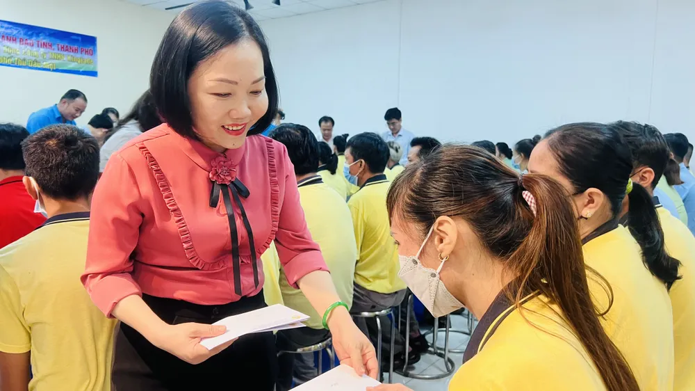 Bà Nguyễn Thu Cúc, Chủ tịch UBND TP Thủ Dầu Một, tặng quà cho những công nhân có hoàn cảnh khó khăn. Bà Nguyễn Thu Cúc, Chủ tịch UBND TP Thủ Dầu Một, tặng quà cho những công nhân có hoàn cảnh khó khăn.