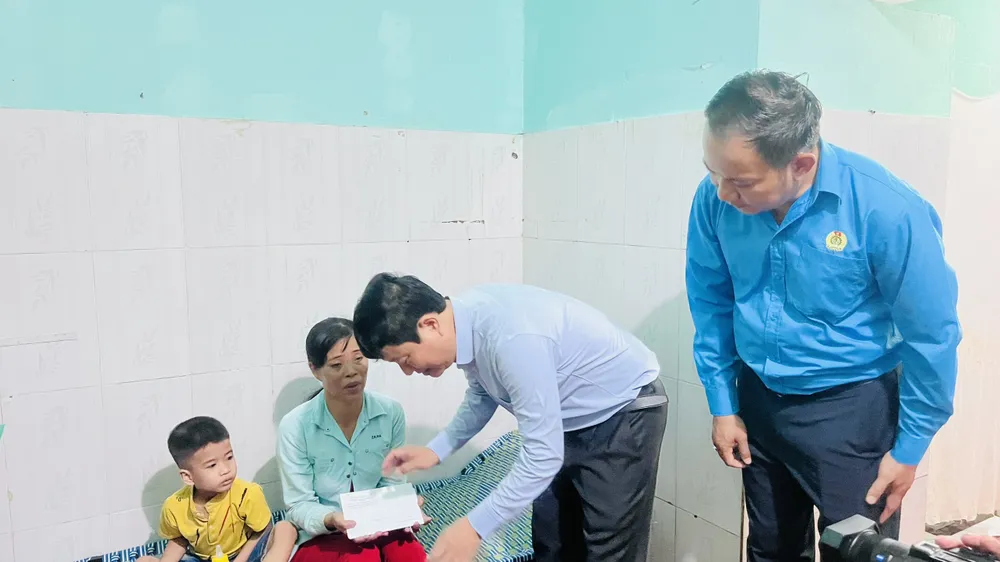 Ông Võ Văn Minh,Chủ tịch UBND tỉnh Bình Dương tặng quà cho nữ công nhân mắc bệnh hiểm nghèo. Ông Võ Văn Minh,Chủ tịch UBND tỉnh Bình Dương tặng quà cho nữ công nhân mắc bệnh hiểm nghèo.