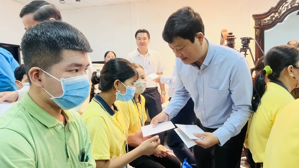 Ông Võ Văn Minh, Chủ tịch UBND tỉnh Bình Dương, tặng quà cho những công nhân có hoàn cảnh khó khăn. Ông Võ Văn Minh, Chủ tịch UBND tỉnh Bình Dương, tặng quà cho những công nhân có hoàn cảnh khó khăn.