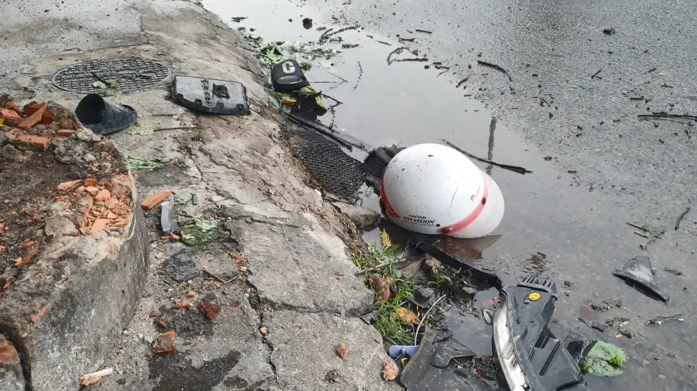 Những mảnh vỡ của những chiếc xe máy bị tông văng khắp đường. Ảnh: LA