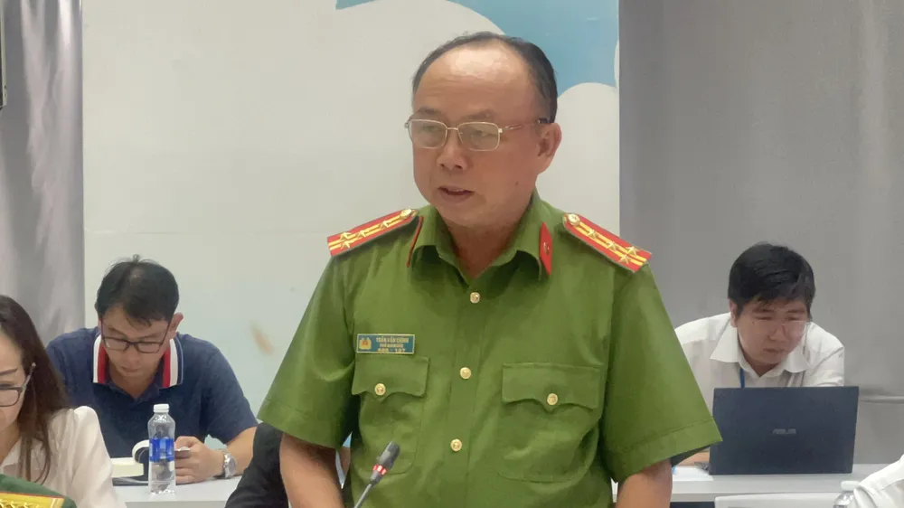 Đại tá Trần Văn Chính, Phó Giám đốc Công an tỉnh Bình Dương thông tin về vụ án. Ảnh: LÊ ÁNH