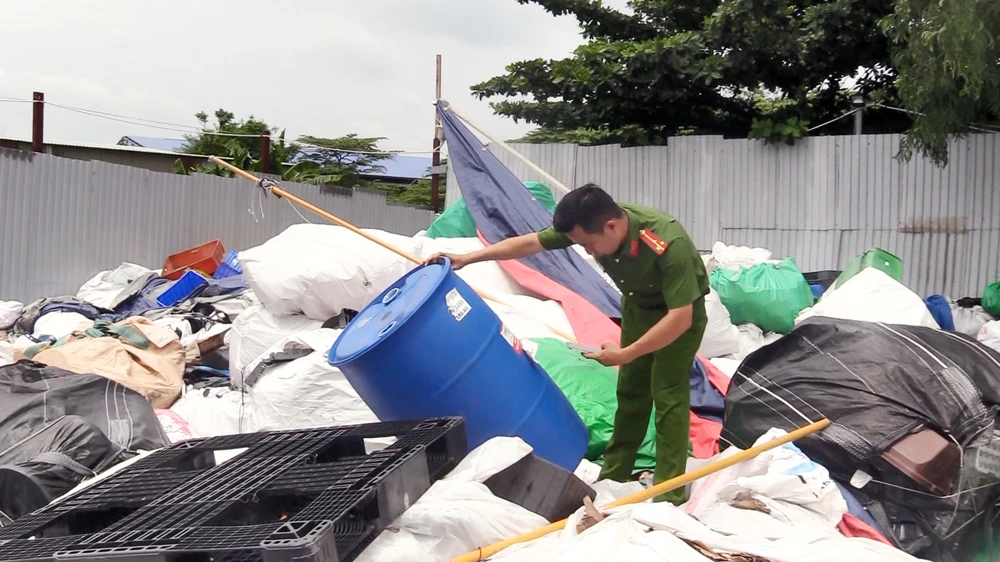 Lực lượng công an phát hiện chất thải chưa được thu gom đúng quy định. Ảnh: CACC