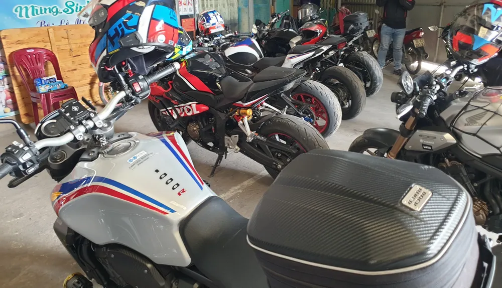 Lực lượng CSGT chặn bắt hàng chục xe mô tô phân khối lớn. Ảnh: LA