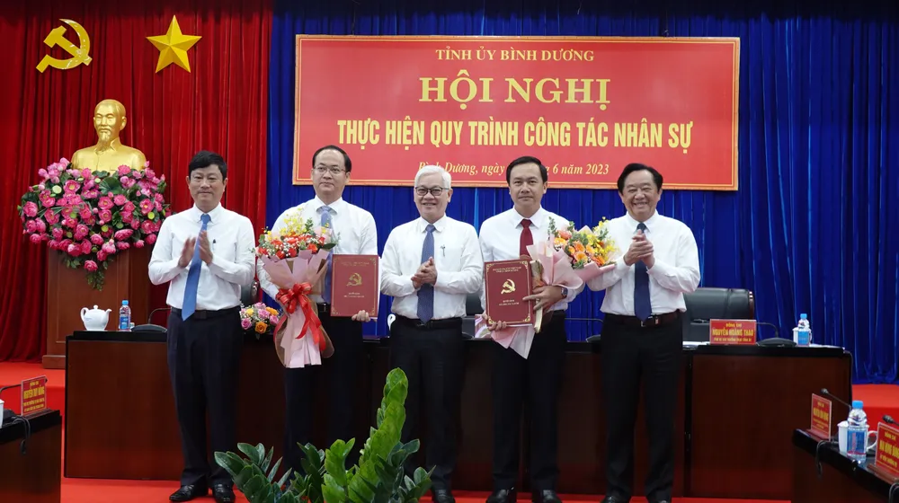 Lãnh đạo tỉnh Bình Dương trao các quyết định điều động, bổ nhiệm cán bộ. Ảnh: LA