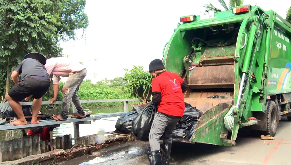 Sau khi rác được bỏ vào bao, các thành viên trong nhóm đưa lên bờ chuyển lên xe rác để vận chuyển đến khu xử lý rác thải.