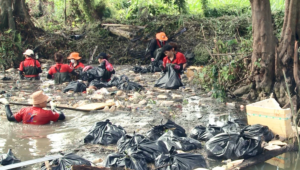 Nhóm tình nguyện Bình Dương Xanh dọn rác tại một con kênh trên đường Vĩnh Phú 16, (phường Vĩnh Phú, TP Thuận An, tỉnh Bình Dương).