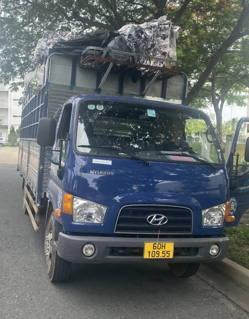 Thùng của chiếc xe tải không phủ bạt đúng theo quy định. Ảnh: LA Thùng của chiếc xe tải không phủ bạt đúng theo quy định. Ảnh: LA