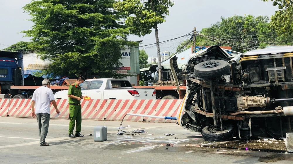 Lực lượng công an khám nghiệm hiện trường. Ảnh: LA