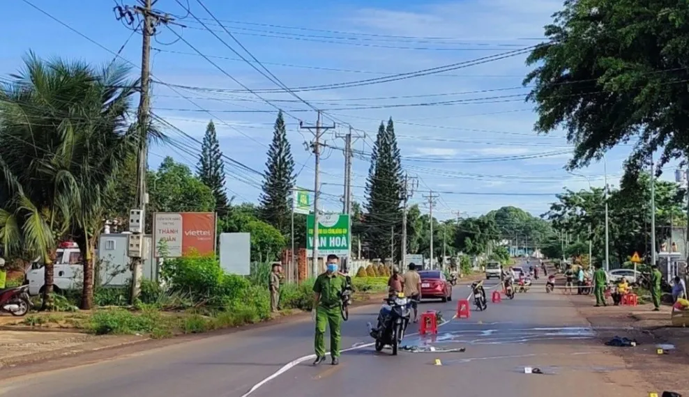 Lực lượng công an khám nghiệm hiện trường điều tra vụ việc. Lực lượng công an khám nghiệm hiện trường điều tra vụ việc.