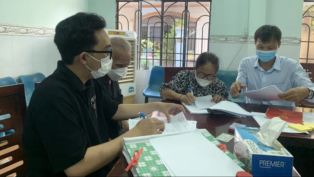 Người dân làm thủ tục để nhận tiền bồi thường từ dự án đường Vành đai 3. Ảnh: LA Người dân làm thủ tục để nhận tiền bồi thường từ dự án đường Vành đai 3. Ảnh: LA