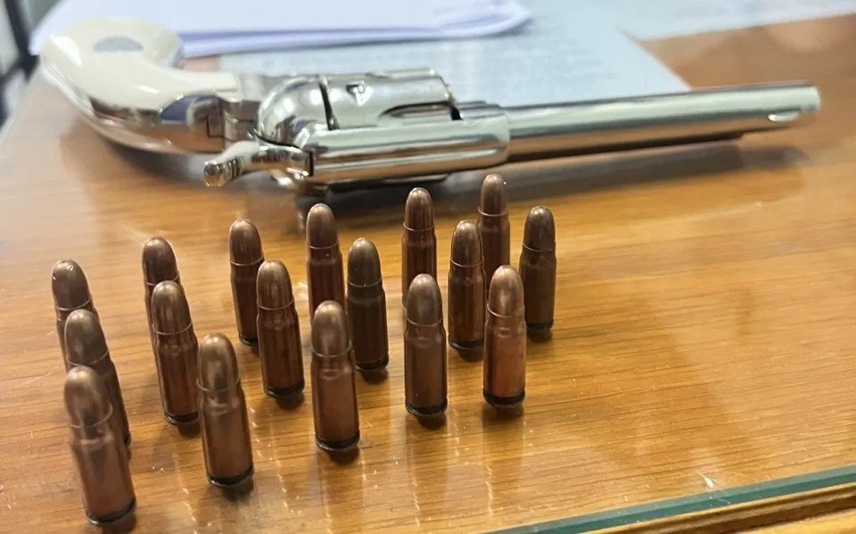 Bình Dương: Bắt giữ thanh niên mang súng đạn đi bán ảnh 2 Bình Dương: Bắt giữ thanh niên mang súng đạn đi bán ảnh 2