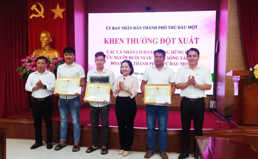 Ba nam thanh niên dũng cảm được Chủ tịch UBND TP Thủ Dầu Một khen thưởng. Ảnh: LA