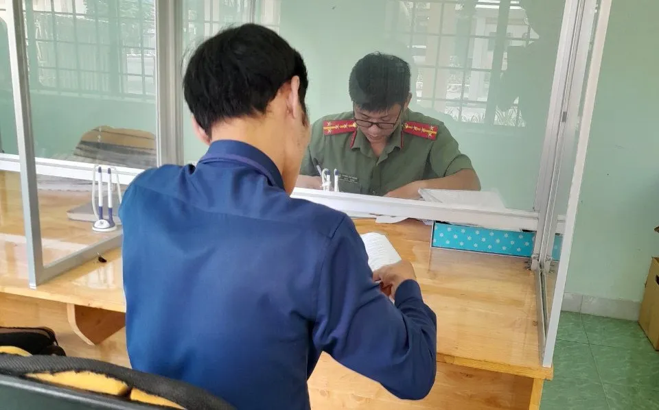 Cơ quan công an làm việc với người đăng thông tin sai sự thật. Ảnh: CA