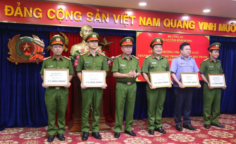 Các đơn vị phối hợp triệt xóa các đường dây tội phạm được khen thưởng. Ảnh: LA