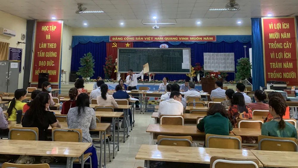 Giám thị được quán triệt và phổ biến quy chế trước khi bắt đầu coi thi. Ảnh: LÊ ÁNH