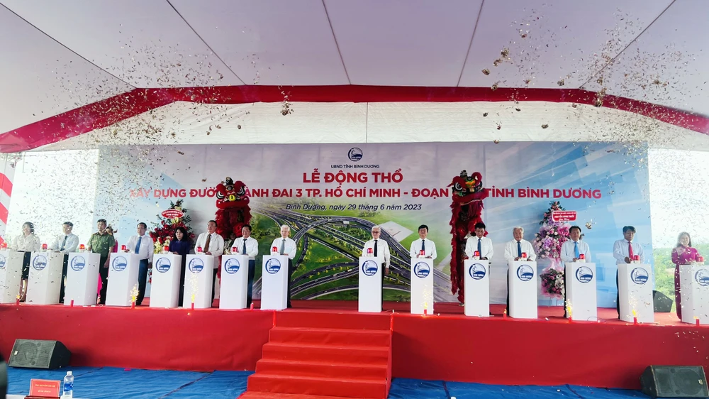 Lãnh đạo tỉnh Bình Dương nhấn nút khởi công dự án đường Vành đai 3, đoạn đi qua Bình Dương. Ảnh: LÊ ÁNH