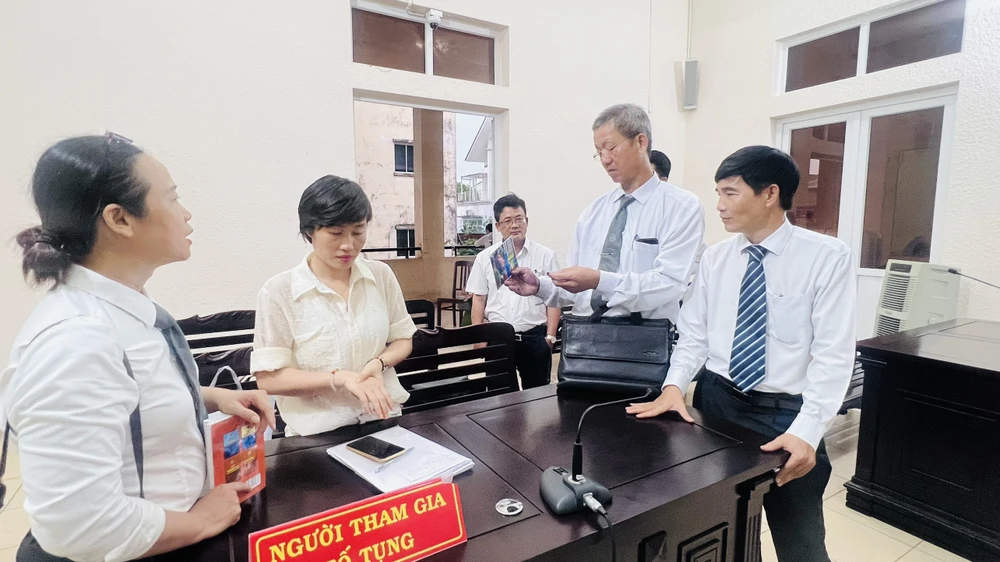 Bà Phương Lan (giữa) cùng ba luật sư bảo vệ cho bà tại phiên tòa. Ảnh: KHẢ DOANH