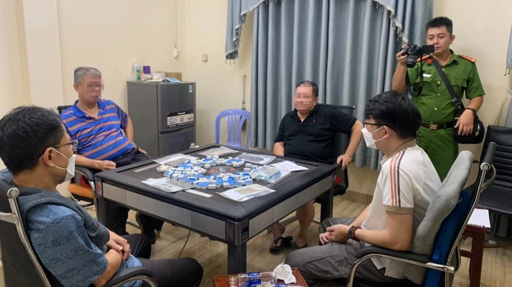 Công an bắt giữ hàng chục người nước ngoài đánh bạc. Ảnh: LA