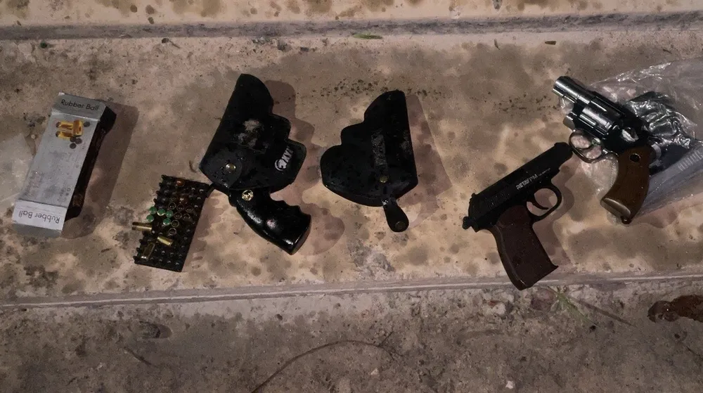 Súng, đạn được lực lượng công an thu giữ. Ảnh: CACC Súng, đạn được lực lượng công an thu giữ. Ảnh: CACC