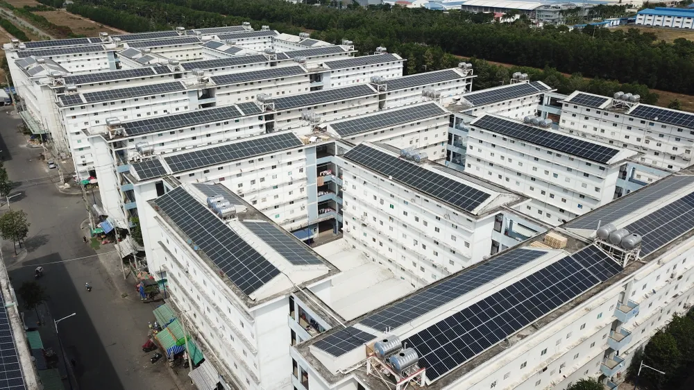 Hiện rất nhiều cơ sở kinh doanh về xăng dầu và hệ thống điện mặt trời mái nhà gặp nhiều khó khăn về thủ tục mới. Ảnh: LA Hiện rất nhiều cơ sở kinh doanh về xăng dầu và hệ thống điện mặt trời mái nhà gặp nhiều khó khăn về thủ tục mới. Ảnh: LA