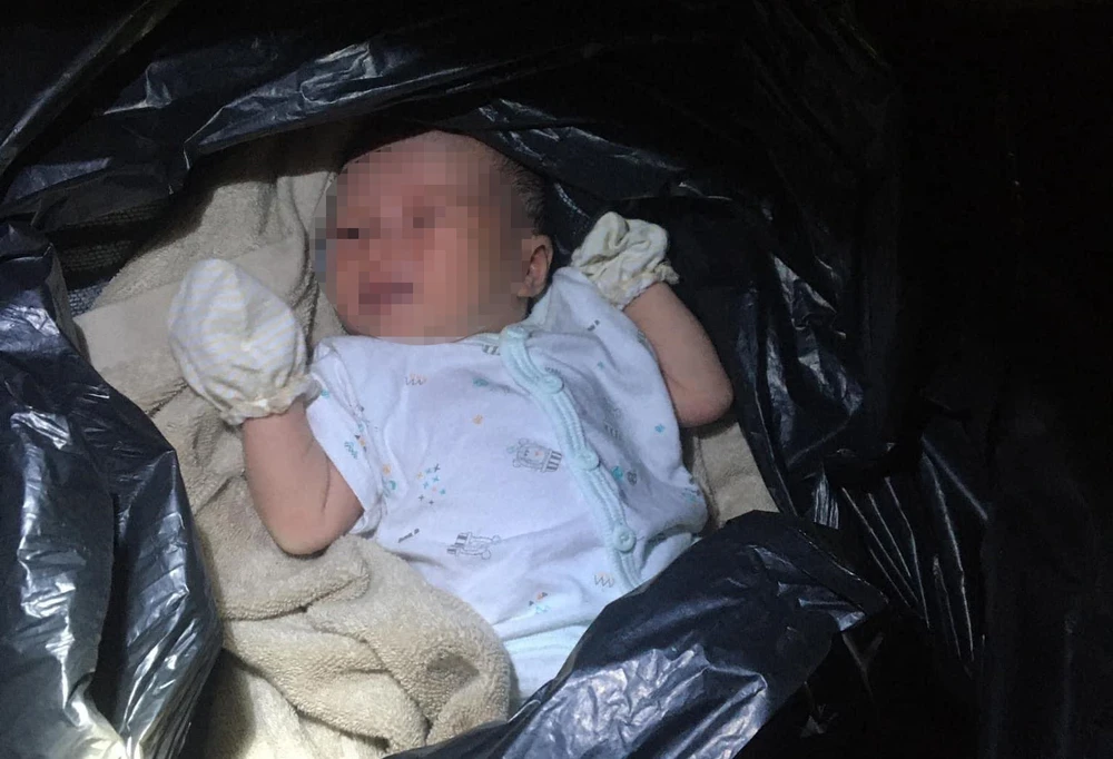 Bé gái bị bỏ rơi trong túi nilon. Ảnh: PHƯƠNG VÂN