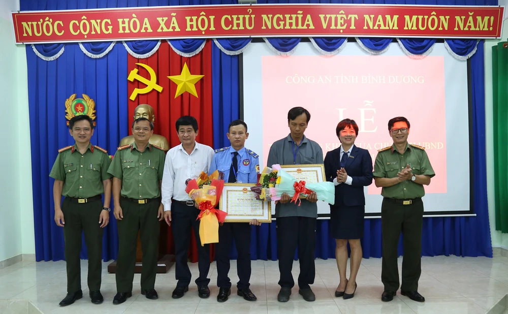 Những cá nhân dũng cảm bắt cướp được Chủ tịch tỉnh Bình Dương tặng bằng khen. Ảnh: LA