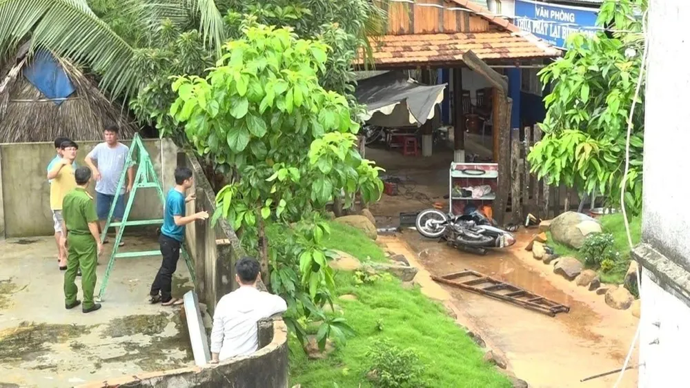 Lực lượng công an có mặt cùng người dân khống chế con trâu. Ảnh: VĂN TÂM Lực lượng công an có mặt cùng người dân khống chế con trâu. Ảnh: VĂN TÂM