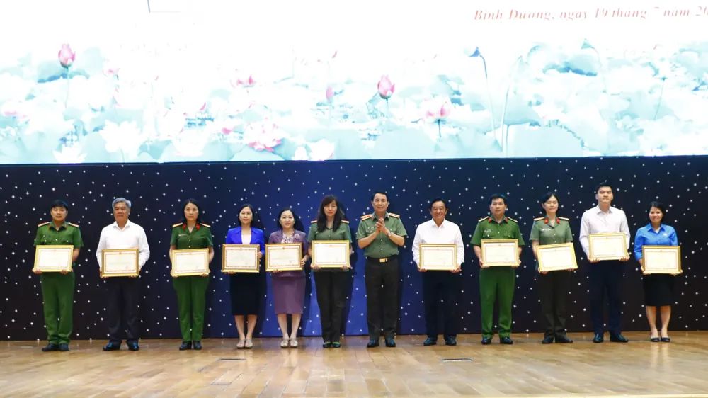 Các tập thể và cá nhân được Bộ trưởng Bộ Công an tặng bằng khen. Ảnh LA